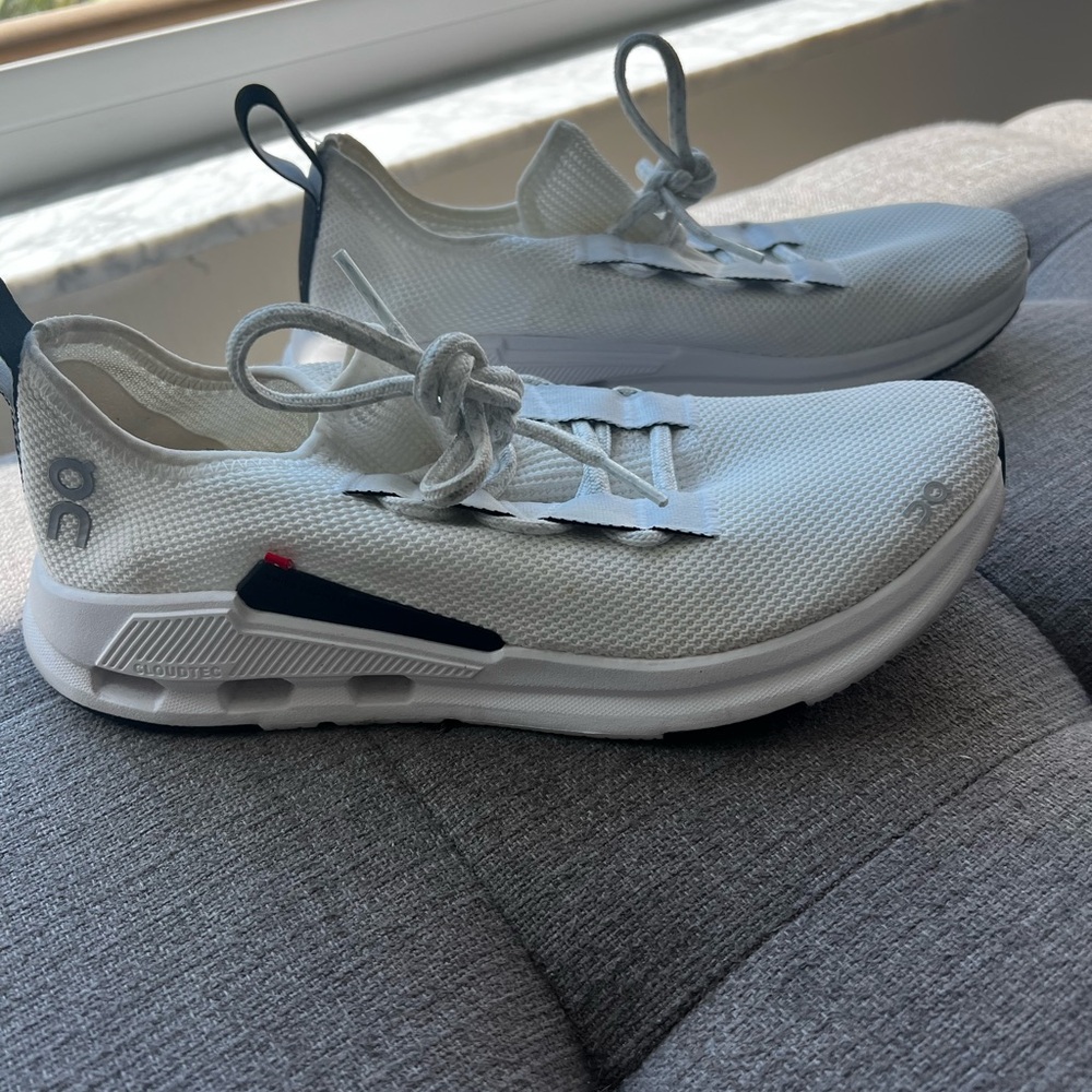 Oncloud Women 8.5 Comfy footwear. Worn only a couple times.